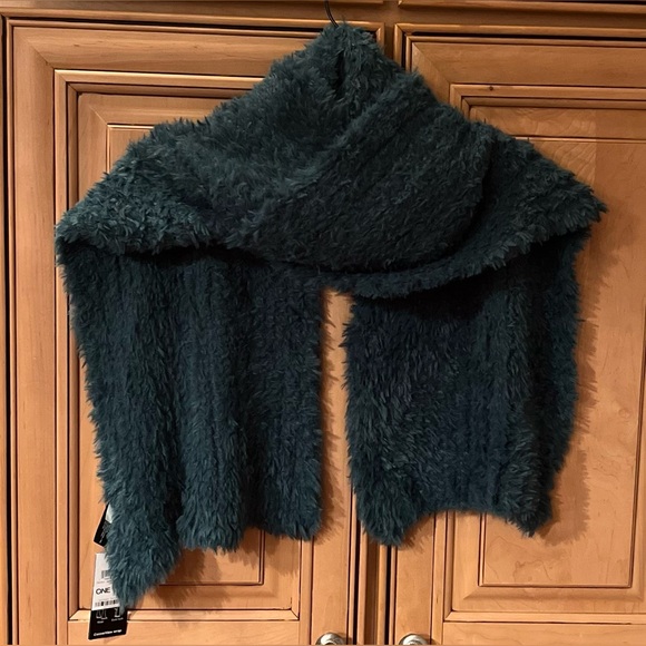 NWT INC International Concepts Women’s Faux Fur Scarf - Picture 4 of 7